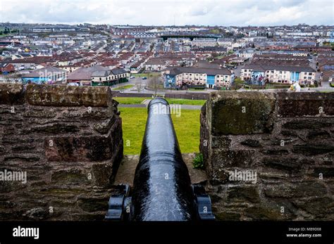 Derry walls bogside hi-res stock photography and images - Alamy