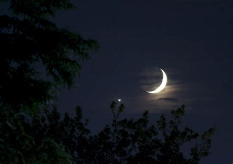 Crescent and Venus – Moon: NASA Science | Moon photography, Moon ...