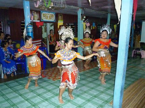 Tarian Tradisional Orang Iban - Kampung Budaya Sarawak Tarian Kaum Iban ...