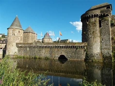 Chateau de Fougeres | Big castle, Medieval town, Castle