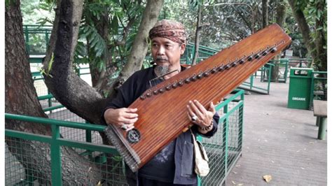 Kisah Nad Pemetik Kecapi, Berkeliling Nyanyikan Lagu Sunda sejak 1980 ...