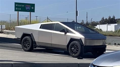 Tesla Cybertruck artık resmen dünya yollarında: Türkiye'ye ne zaman ...