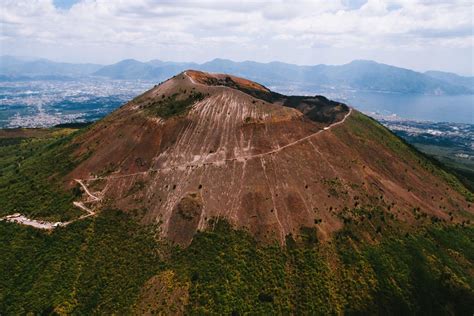 Mt Vesuvius hiking tour with wine tasting and lunch – Avventure Bellissime