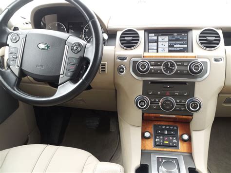 Land Rover Discovery 4 - Interior | Land rover, Land rover discovery ...