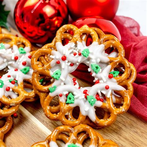 Pretzel Wreaths | Chocolate pretzels, Pretzel, No bake treats