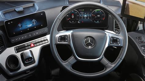 The new Actros: Ergonomics and driving comfort - Mercedes-Benz Trucks ...