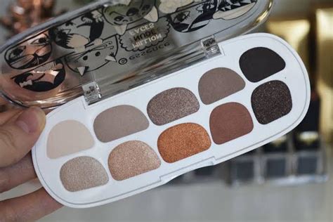 Does anyone know a dupe for this essence eyeshadow pallet? : r ...