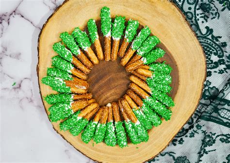 This pretzel wreath is an easy and affordable holiday snack - MediaFeed