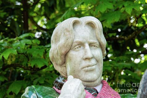 Oscar Wilde Statue One Photograph by Bob Phillips