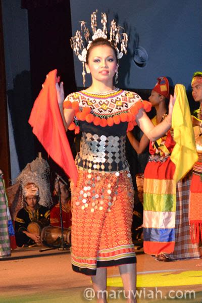 Nama Tarian Tradisional Iban / Malay Cultural Dance Editorial Stock ...