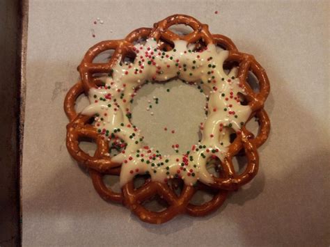 pretzel wreath - Google Search | Christmas desserts easy, Christmas ...