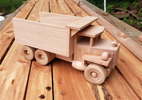 Wooden Toy Dump Truck | Caminhão de madeira, Caminhões de brinquedo de ...