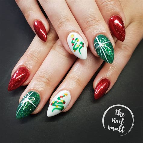 RED AND GREEN CHRISTMAS 💅 hand painted nail art, glitter and gel polish ...