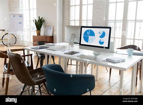 Empty office desk hi-res stock photography and images - Alamy