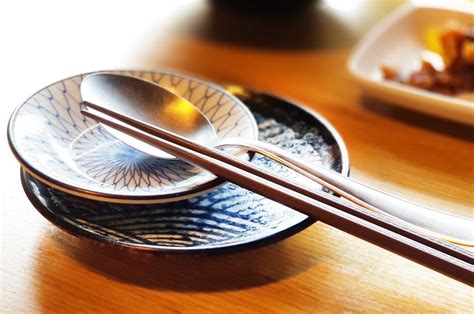 Chopstick Etiquette Japan (infographic) - Your Japan