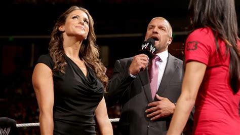 Brie Bella vs. Stephanie McMahon SummerSlam Match contract signing ...