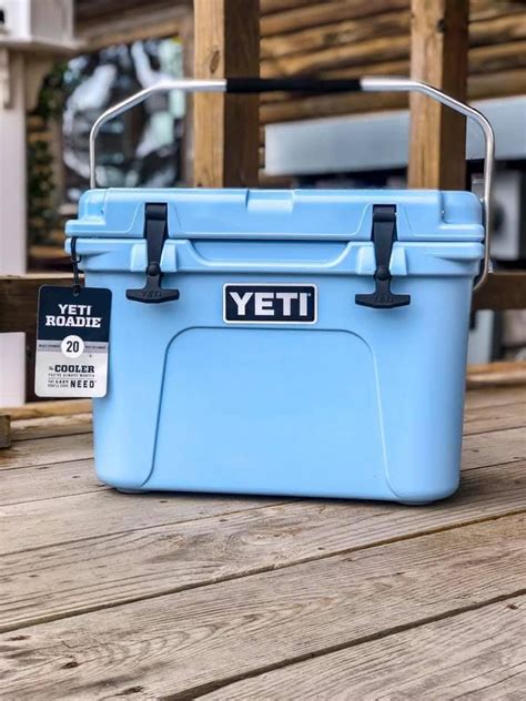 Yeti Roadie 20 Ice Blue | Yeti roadie, Yeti cooler, Blue yeti cooler