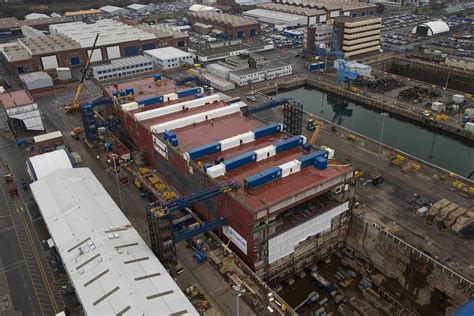 HMS Prince of Wales under construction in Rosyth, December 2014 : r ...