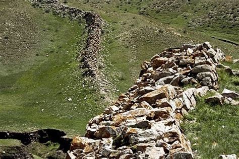 Archaeologists discovered new sections of the Great Wall of China ...