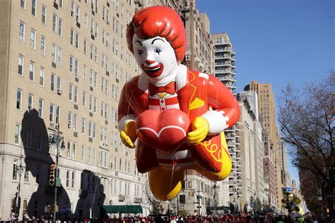 Balloons, bands and Santa: Macy’s Thanksgiving Day Parade ushers in ...