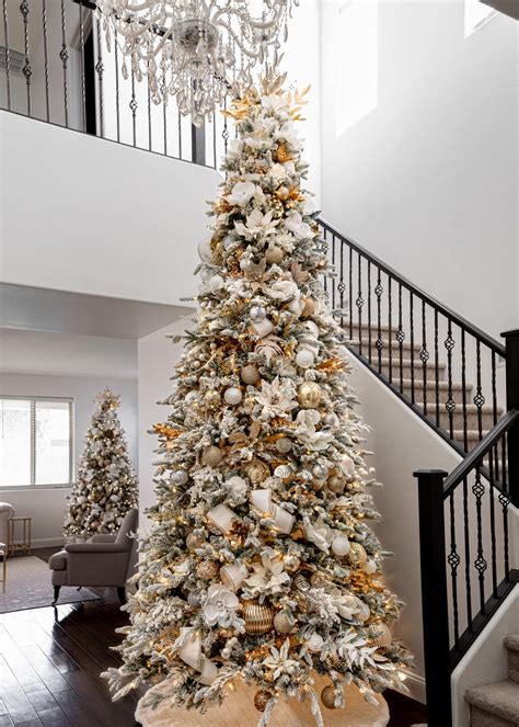 How to Decorate an Elegant White and Gold Christmas Tree Like A Pro