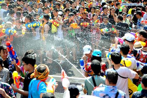 People celebrate water festival in Bangkok, Thailand- China.org.cn