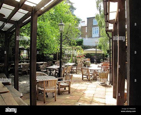 The Spaniards Inn 1585AD Hampstead NW3 Garden Stock Photo - Alamy