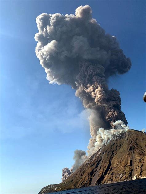 Stromboli: One dead as volcano erupts on Italian island - BBC News