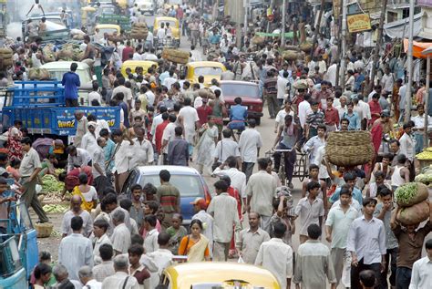 la population chinoise baisse alors que celle des indiens augmente ...