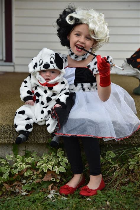 Cruella De Vil and her Dalmatian Siblings Halloween costumes Couple ...