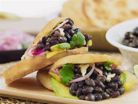 Arepas with Black Beans, Mango and Avocado | Receita