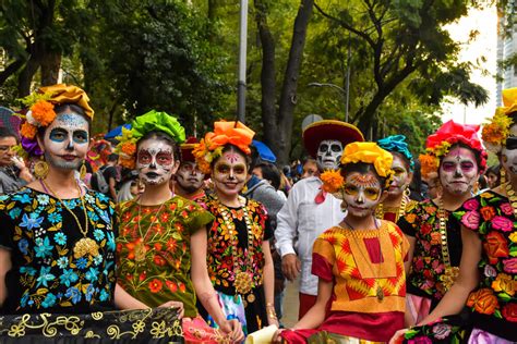 Traditional Mexican Clothing: A Colorful Display Of Identity | atelier ...