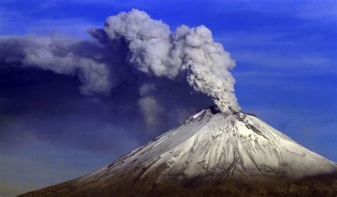 El Popocatépetl registra una explosión con una columna de 3 mil 500 metros