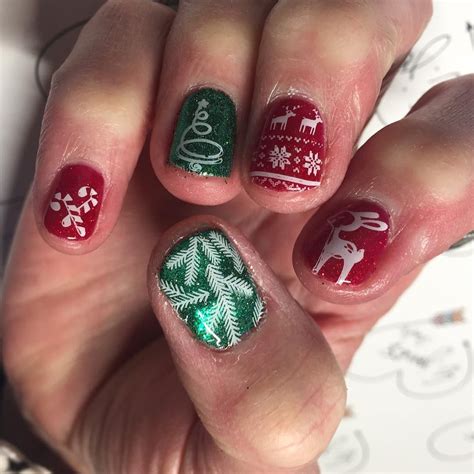 Cute Green and Red Christmas Nails | Christmas nails, Christmas nails ...