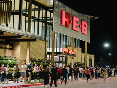 People Wait 12 Hours In Line For A HEB Store To Open In Frisco, Texas ...