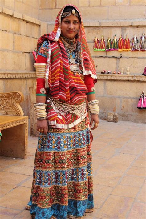 Donna Di Rajasthani Agghindata in Costume Tradizionale Immagine ...