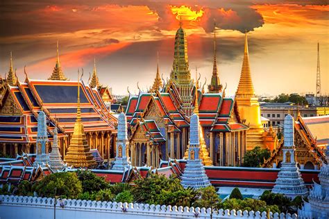 Wat Phra Kaew in Bangkok - Discover the Temple of the Emerald Buddha ...