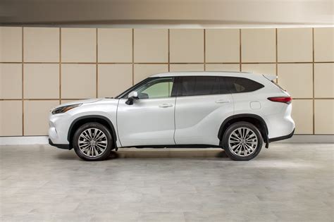 2023 Toyota Highlander Hybrid First Look | Edmunds