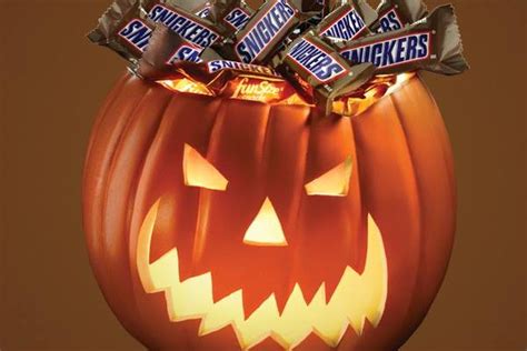 Snickers Pledges 1 Million Free Bars for Halloween Date Change