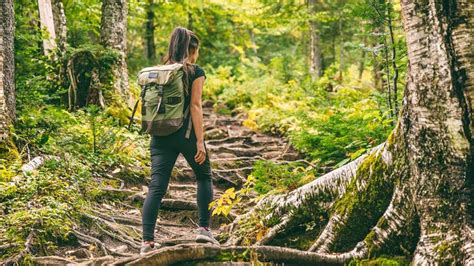 10 solo hiking tips for women