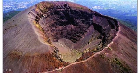 Guided Day Tour of Pompeii and Mount Vesuvius from Naples