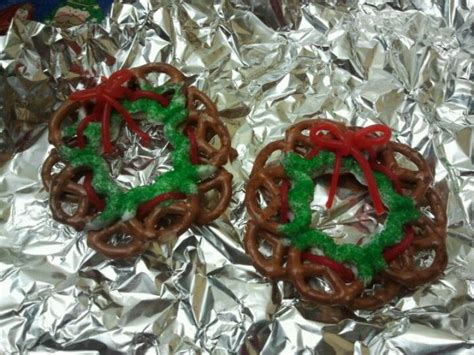 Christmas Pretzel wreath. Pretzels White chocolate Licorice Green ...