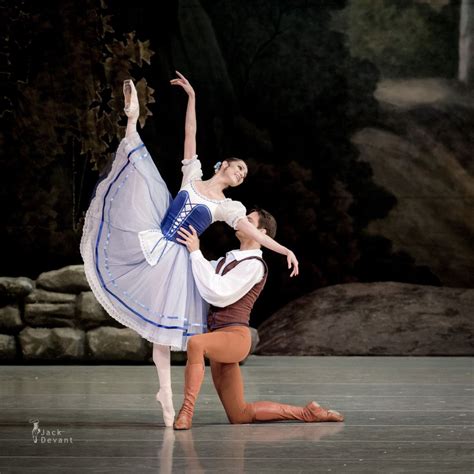 Oxana Skorik as Giselle with Yevgeny Ivanchenko as Albrecht in Act 1 of ...