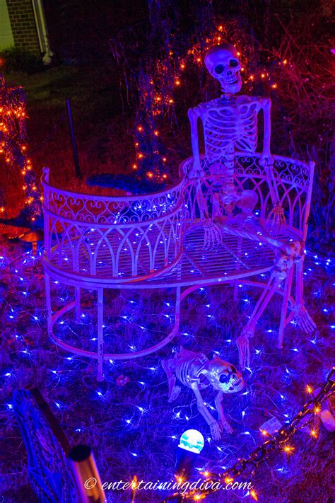 Halloween Outdoor Lighting Ideas: 21 Spooky Ways To Light Your Yard ...