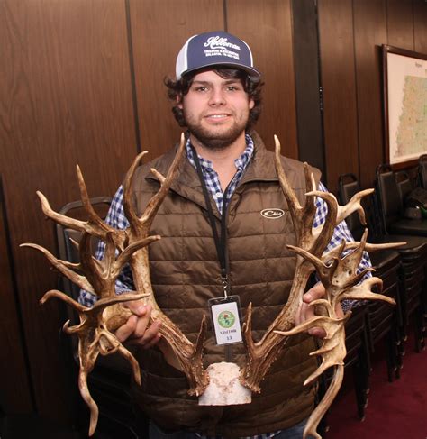 √ Scoring Whitetail Deer Antlers - Alumn Photograph