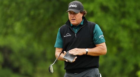 Wall-to-Wall: Phil Mickelson's putter change, Tiger's secret swap and more