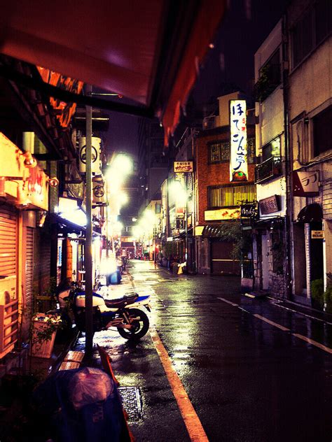 Rainy Street Scene at Night, Tokyo, … – License image – 70365501 lookphotos