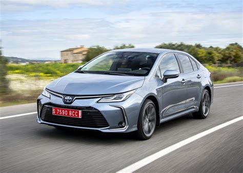 Toyota Corolla 2018 Sedan reviews, technical data, prices