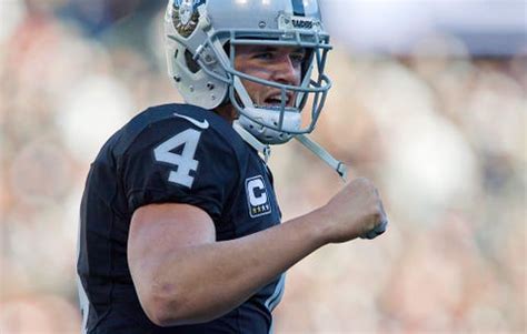 Raiders QB Derek Carr Punks His Trainer By Working His Arms On Leg Day ...