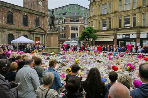 Manchester Arena Bombing Memorial, Manchester, UK | A makesh… | Flickr